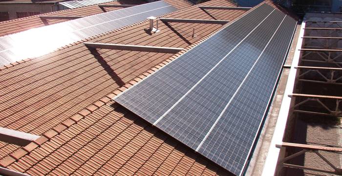 Fotovoltaikanlage auf Sheddach im Gundeldingerfeld in Basel